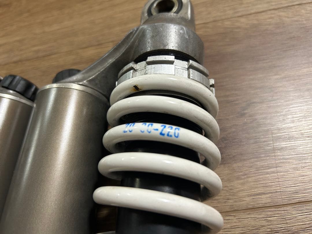 D*n様 WPサスペンション　ホワイトパワー　リアサスペンション　Vmaxから取