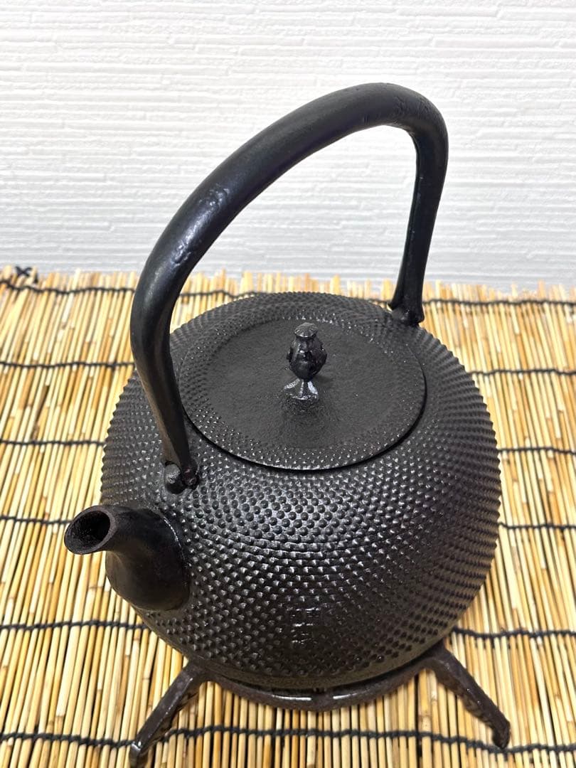 未使用品、付属品付　南部成龍堂鋳造所　伝統工芸士及川光正(齋峰)１８型　南部鉄瓶