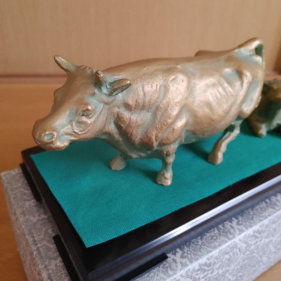 金色の牛と子牛の置物