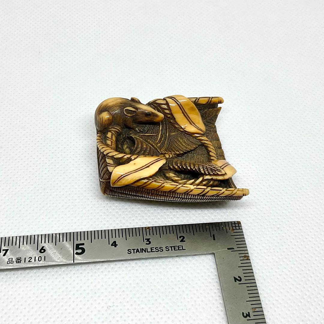 手箕に鼠根付　精密細工