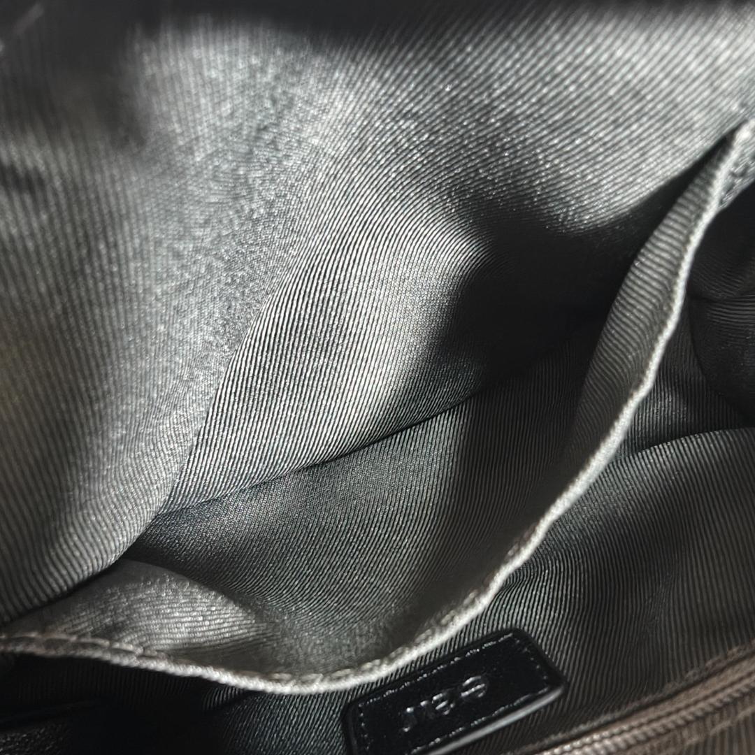 イアパピヨネ　軽量　本革　ボックスミニショルダーバッグ ブラック　レザー