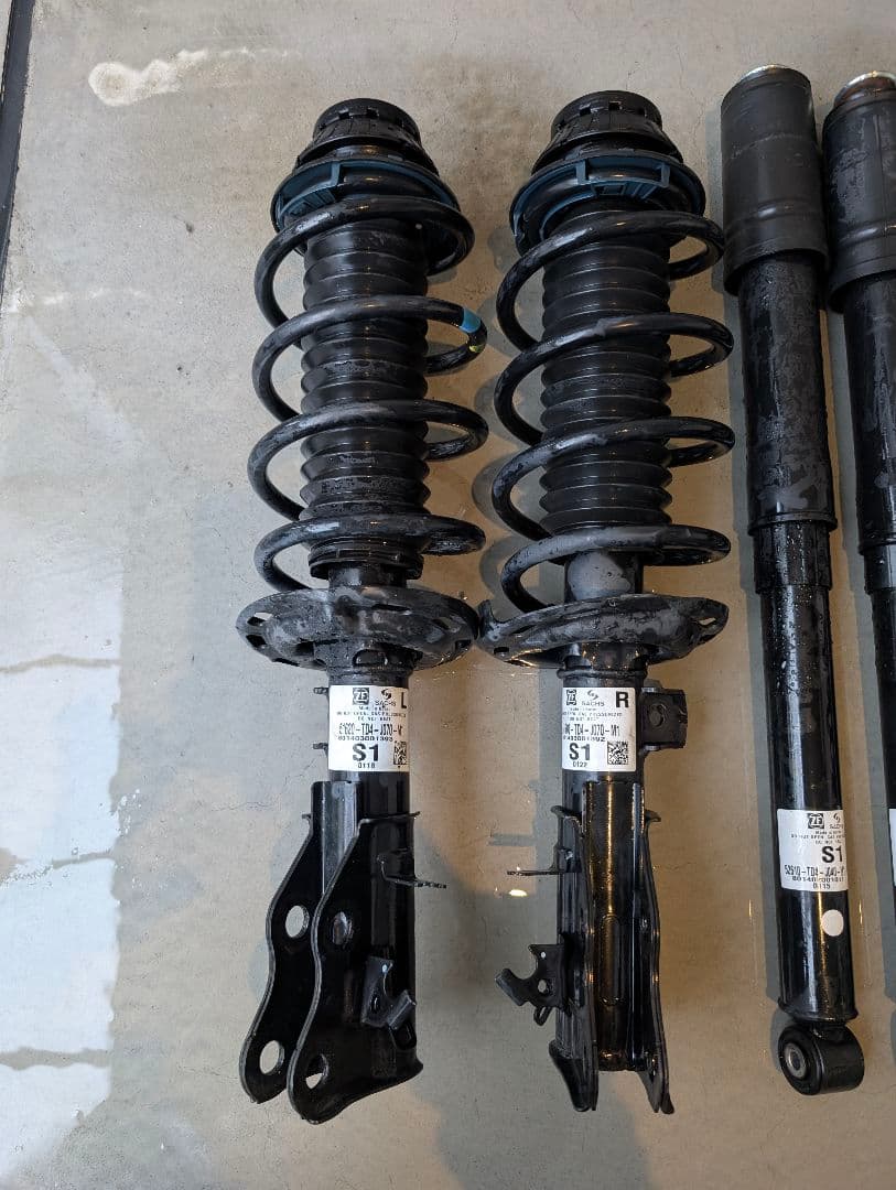 ホンダ シャトル 1.5ハイブリッドZ 後期型 純正サスペンションキット 1台分