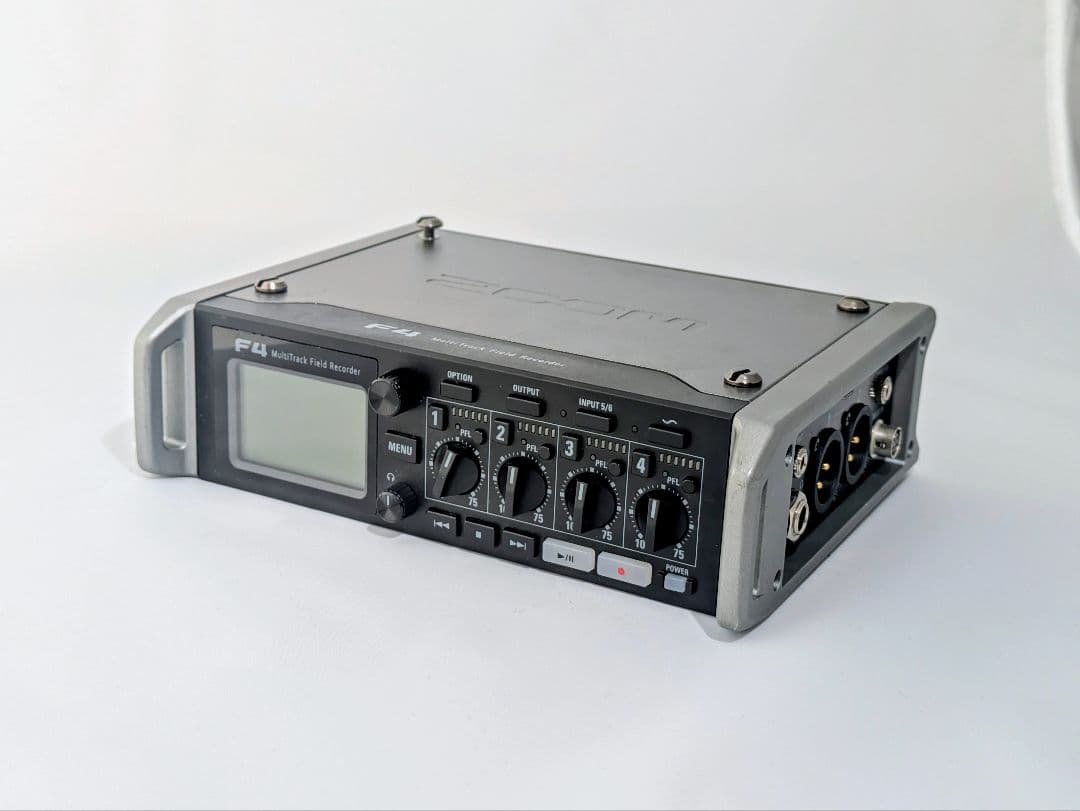 Zoom F4 マルチトラックフィールドレコーダー（8トラック）