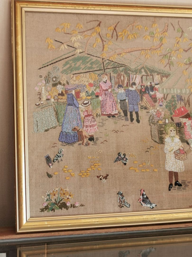 アンティーク ニードルポイント刺繍 ガラス額装 マルシェ 朝市の賑わい 犬 小鳥