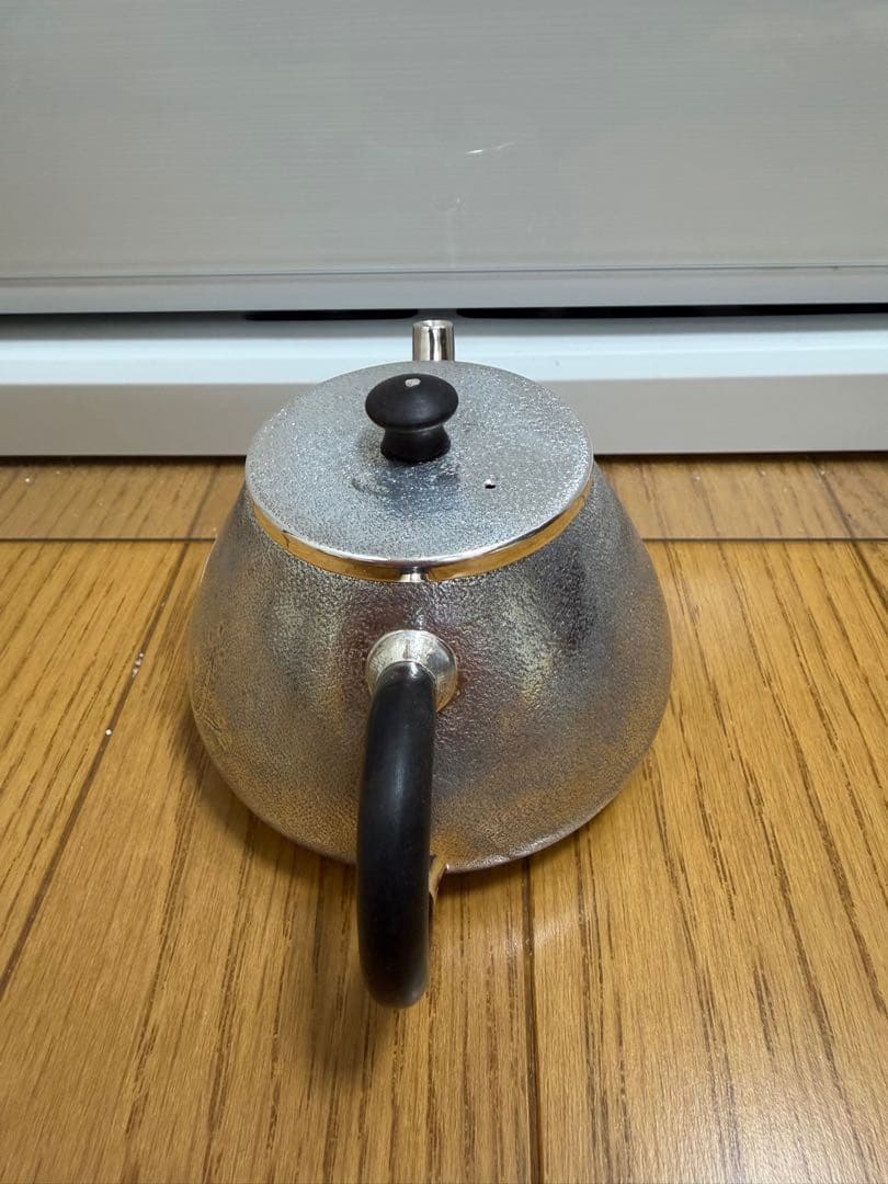 純銀製　鳥と枝図　片面意匠彫　銀製急須　小振り　煎茶道具