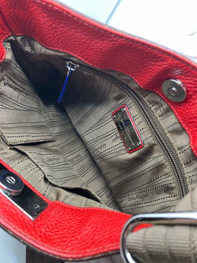 yu フェラガモ FERRAGAMO ショルダーバッグ 高級イタリアンレザ