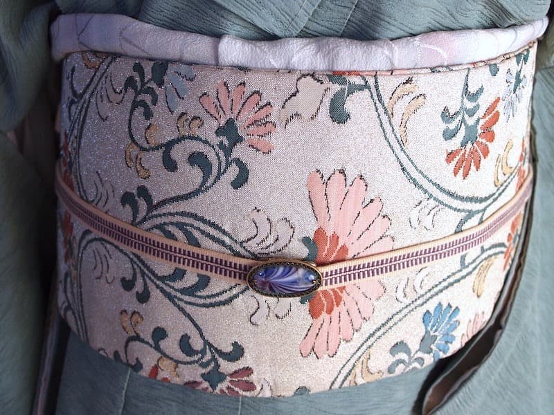 織りの九寸名古屋帯（アラベスク花唐草文）薄くキラリと　正絹美品