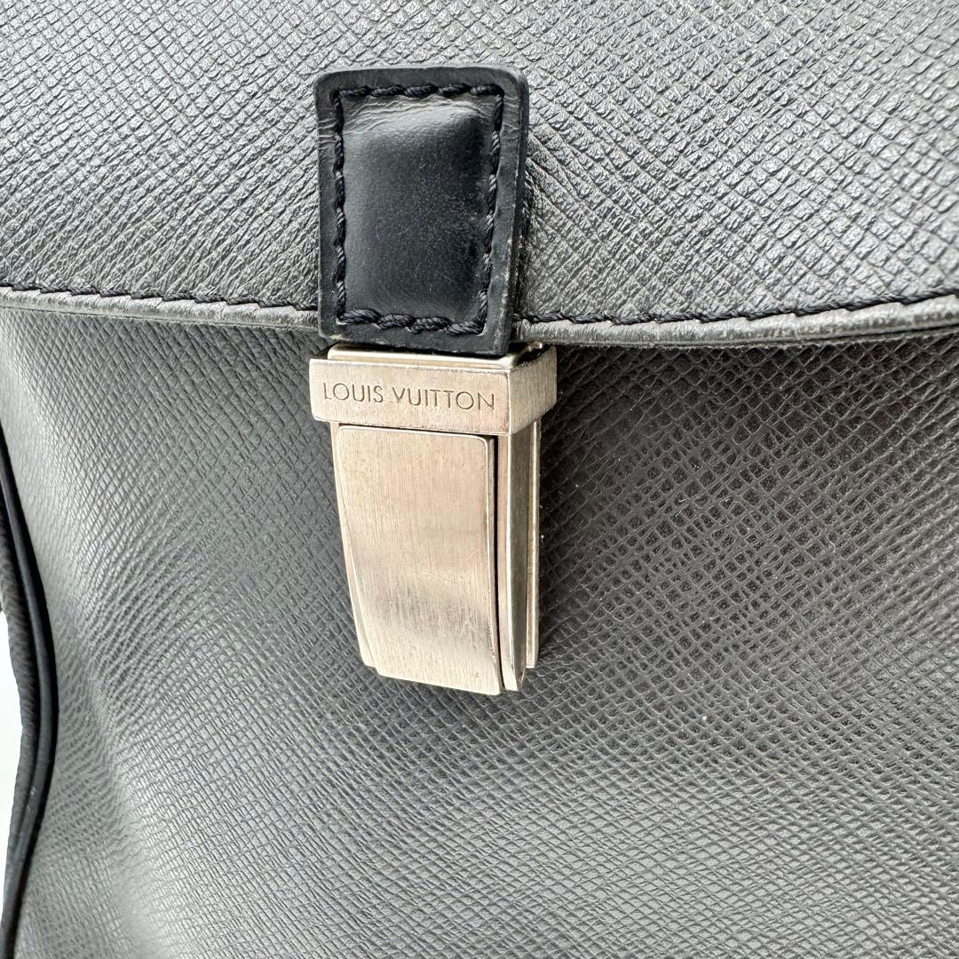 LOUIS VUITTON タイガ　メッセンジャーバッグ　ブラック　レザー