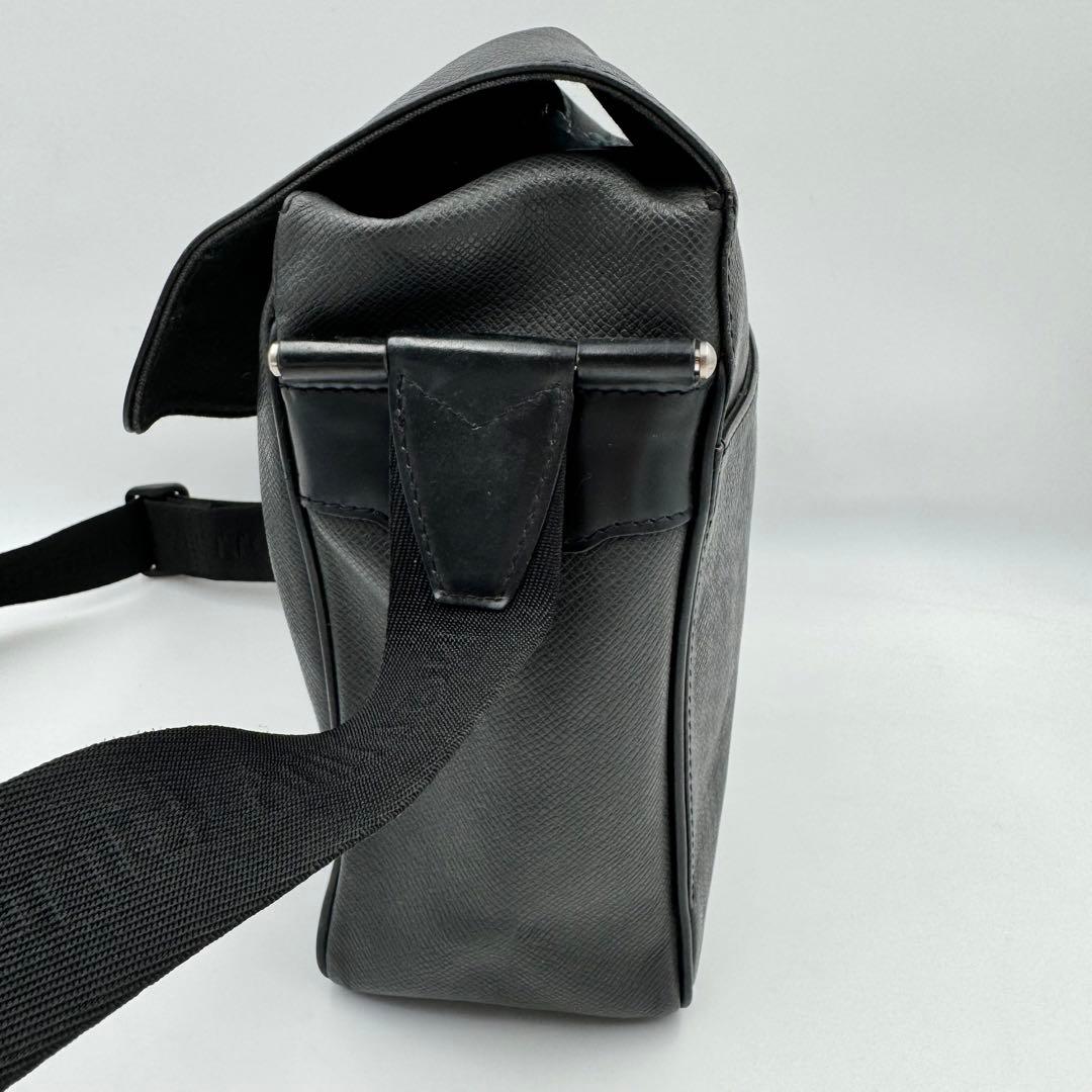 LOUIS VUITTON タイガ　メッセンジャーバッグ　ブラック　レザー