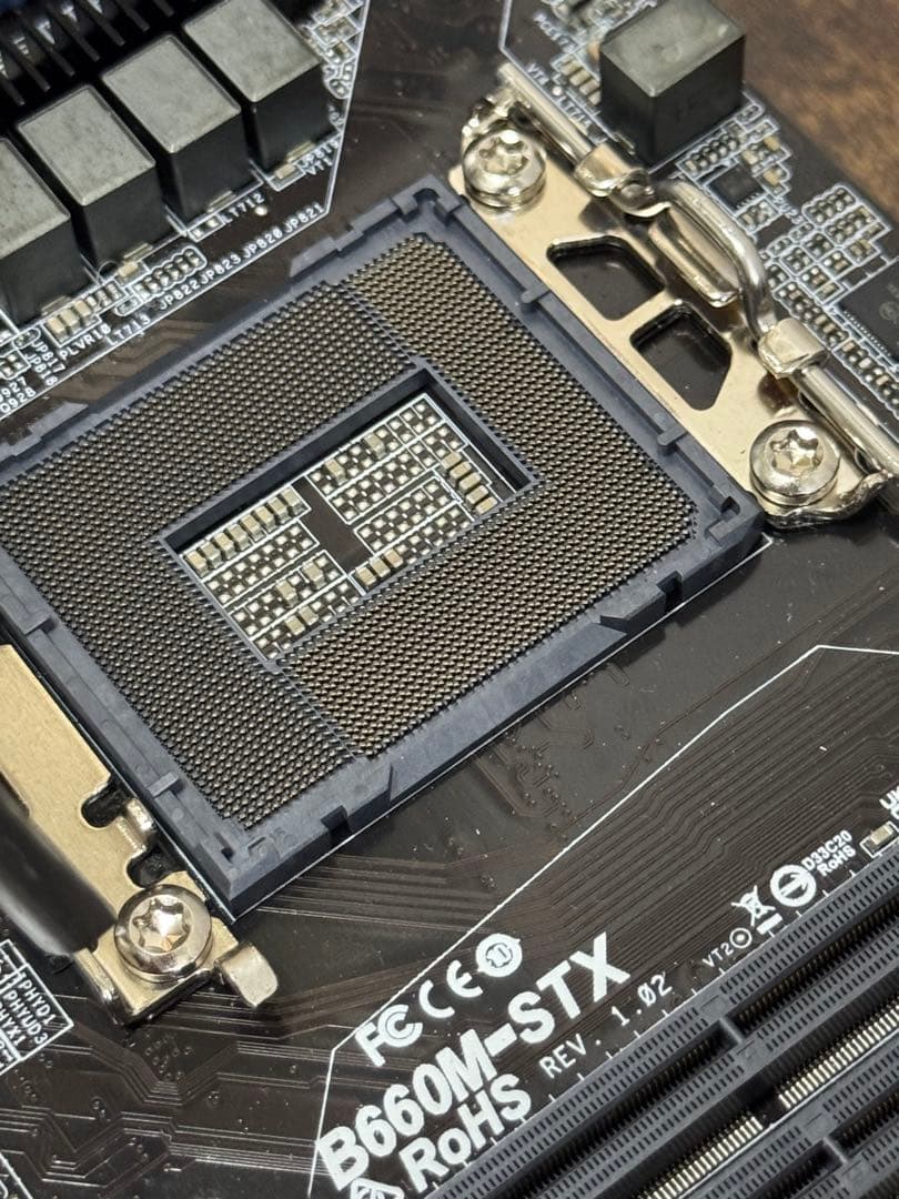 DeskMini B660 ベアボーンPC