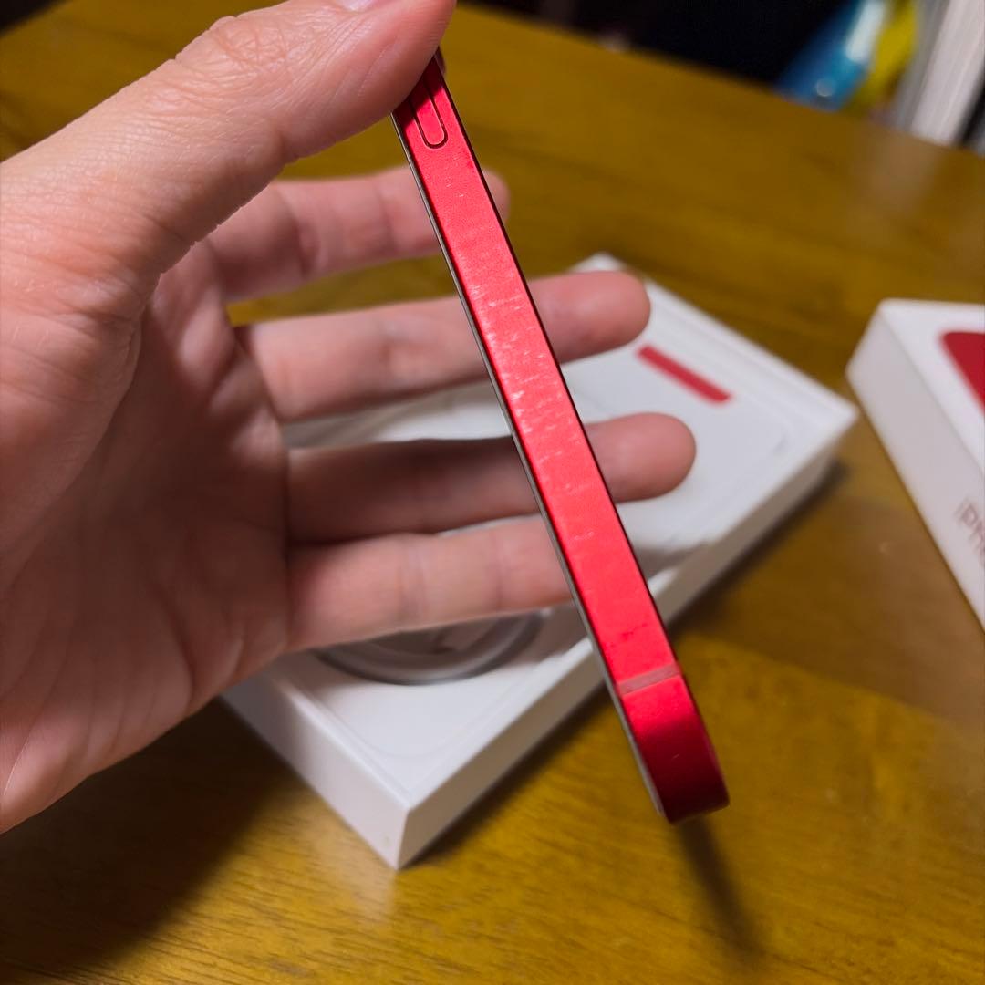 iPhone 13 (RED) 本体と付属品 保護フィルムは購入時すぐ貼ったまま