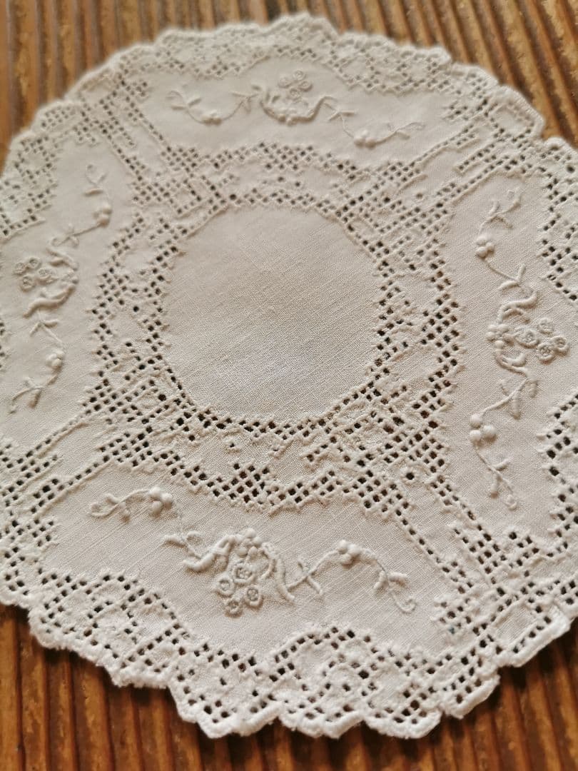 アンティーク アペンツェル小花刺繍 十字架&生物モザイクレース 精緻なドイリー