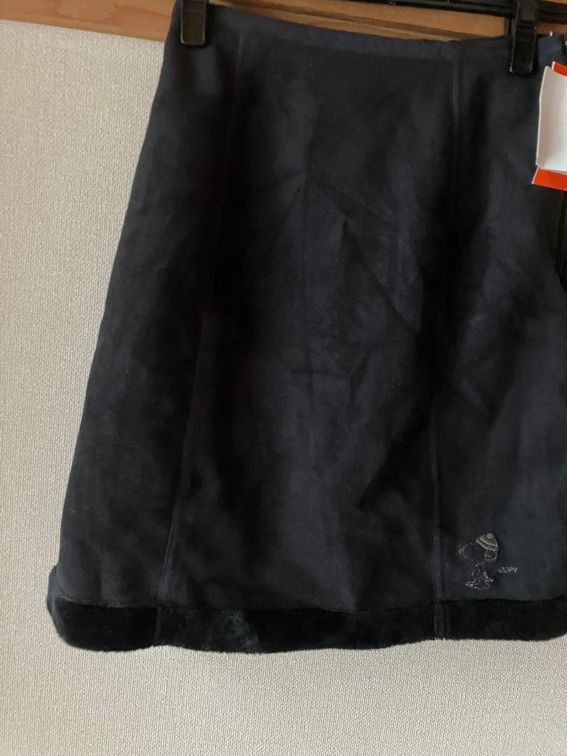 グリーンクラブスヌーピー刺繍入り黒ミニスカート新品タグ付黒ボア冬向き7号