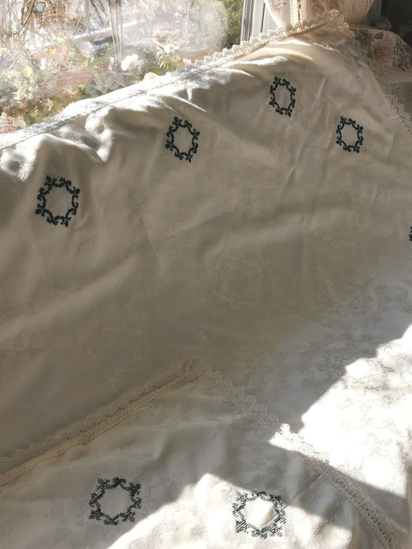 ヴィンテージドイツ 光沢ダマスク織 緑のリース刺繍 装飾リボン付きラージクロス