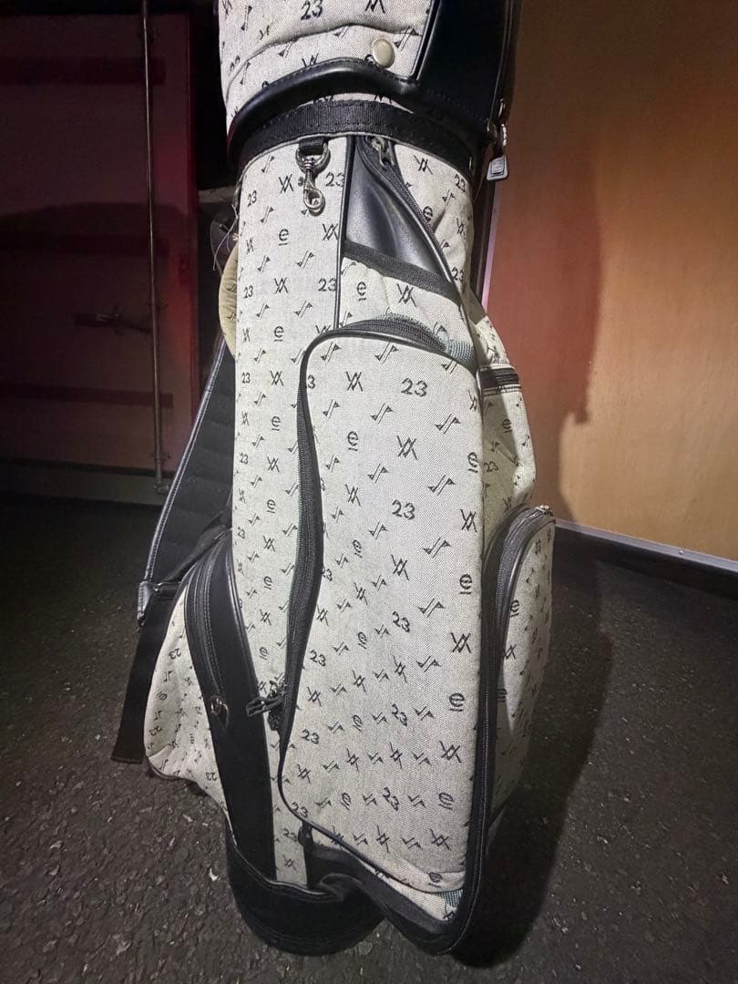 グレーと黒のパターンキャディバッグ