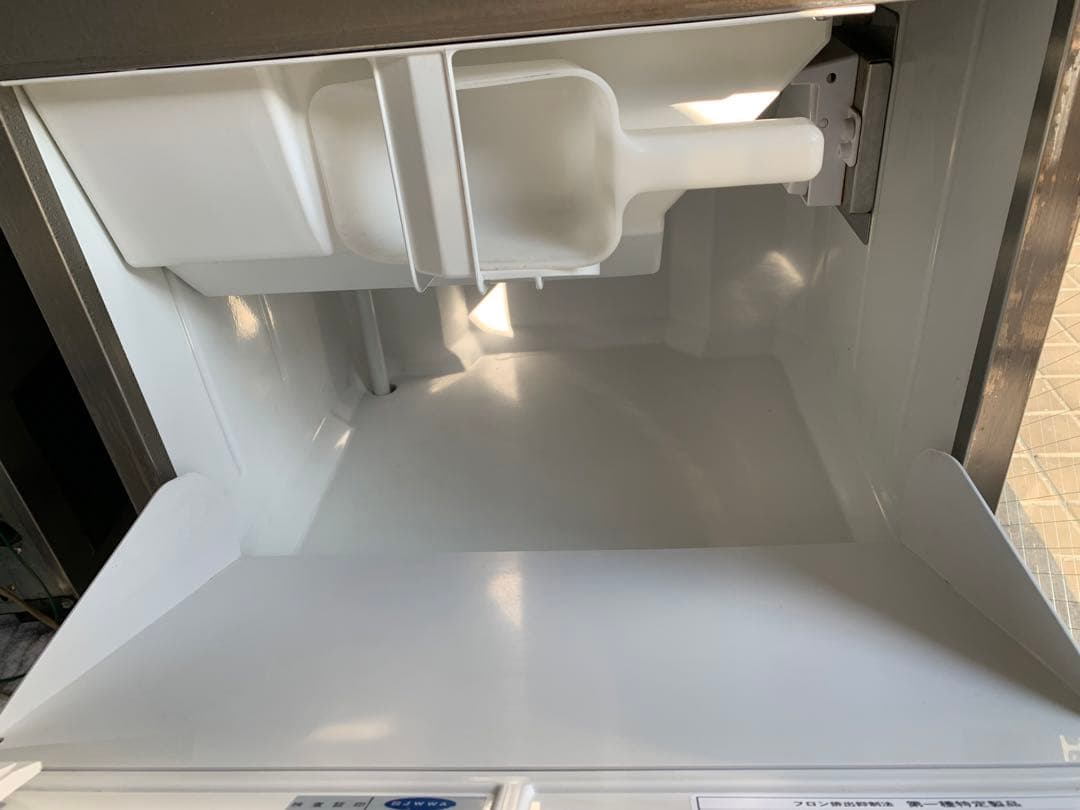 ステンレス製の大和冷機工業の製氷機