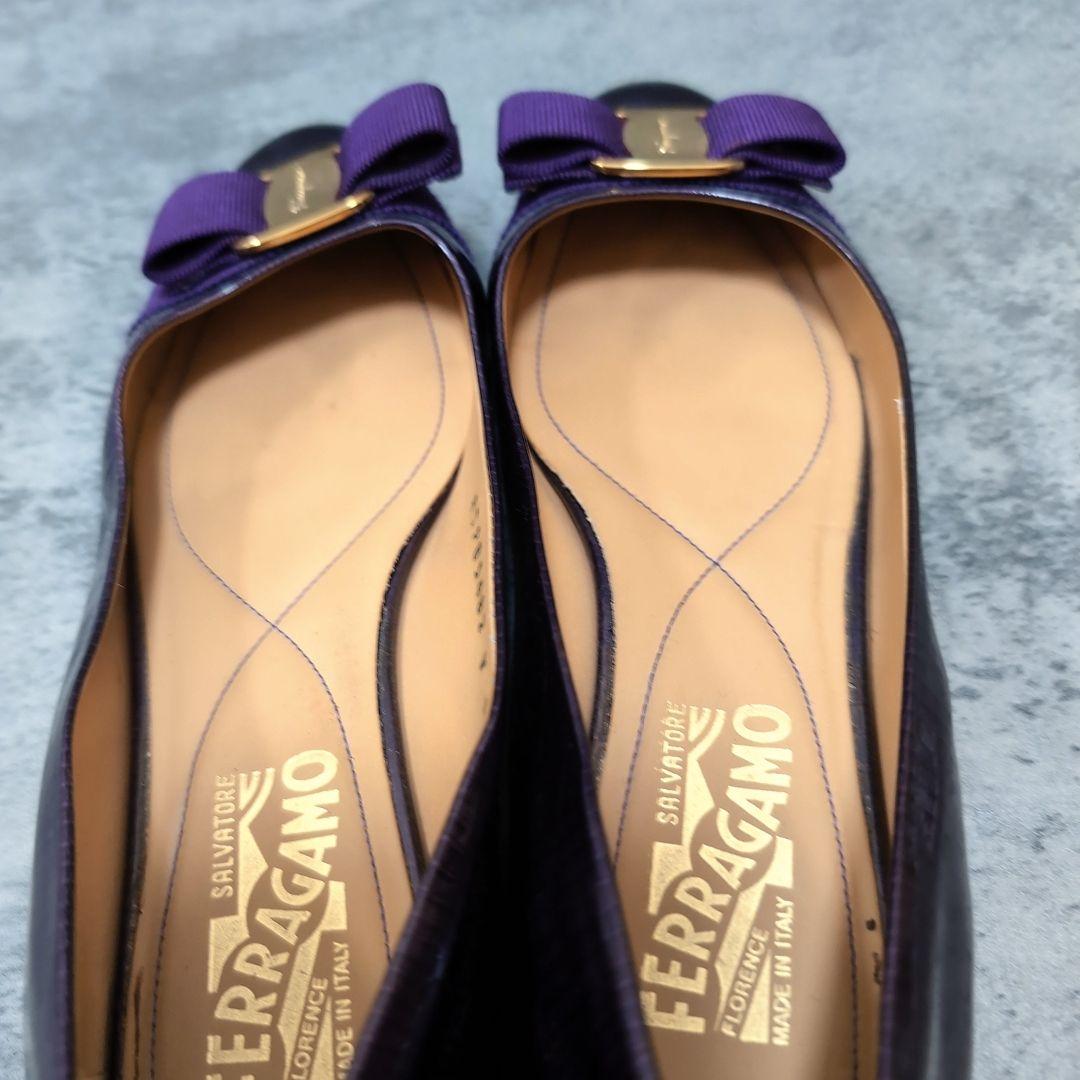 フェラガモ ヴァラ フラットシューズ 24cm 紫 パテント リザード型押し