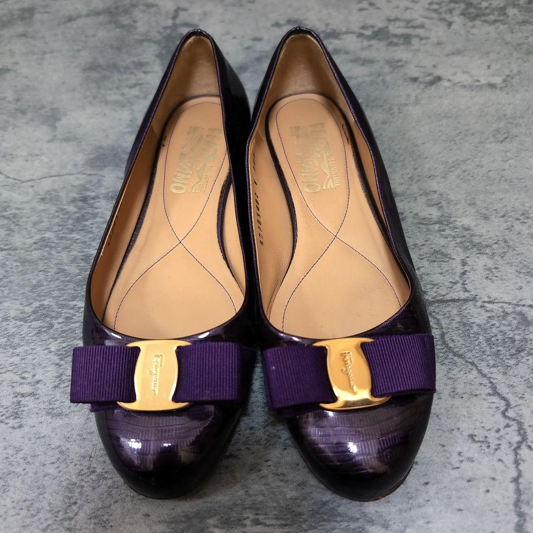 フェラガモ ヴァラ フラットシューズ 24cm 紫 パテント リザード型押し