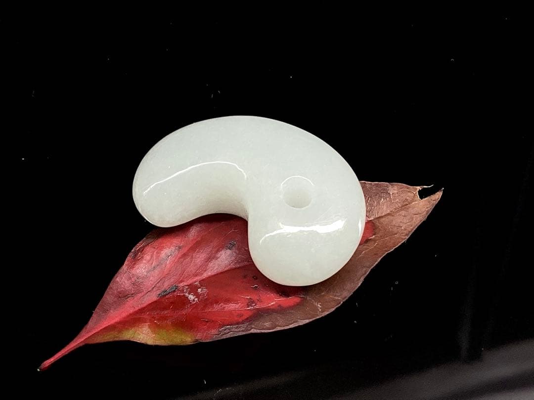 ✳氷翡翠*アイスジェダイトの最高峰の勾玉‼️ 品質*お値段比べてください‼️鑑別書付