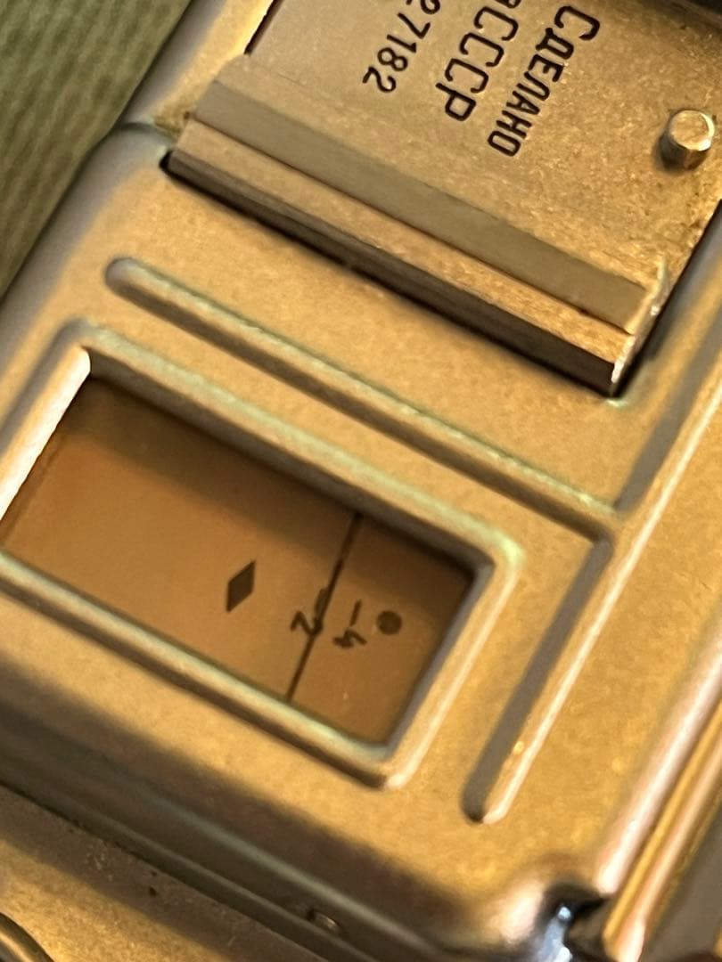 Kiev 4 フィルムカメラ ＋レンズ＋フード革ケースひ付き