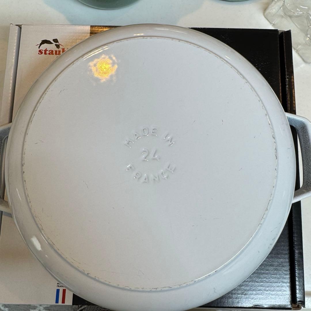 ストウブ ブレイザーソテーパン24㎝ スノーフレーク アニマルノブチキン付き