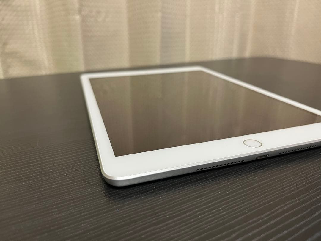 Apple iPad 第7世代 32GB WI-Fi+Cellular シルバー