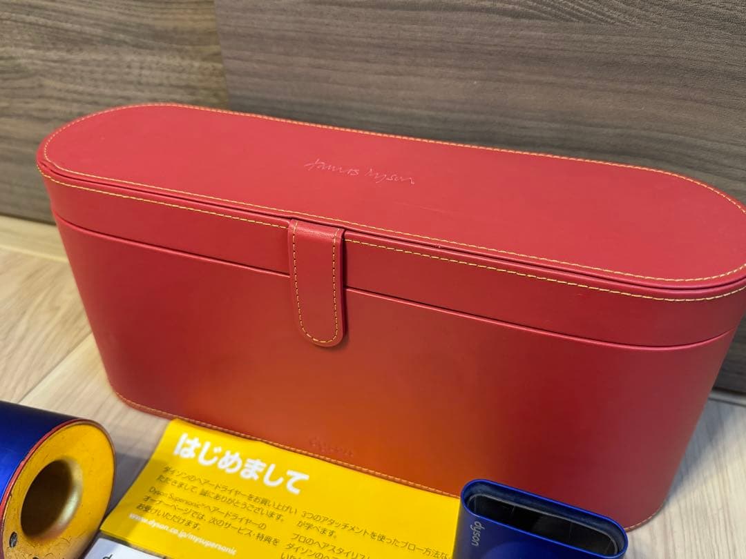 【人気商品】Dyson ヘアドライヤー 付属品有　収納ケース付き　金箔