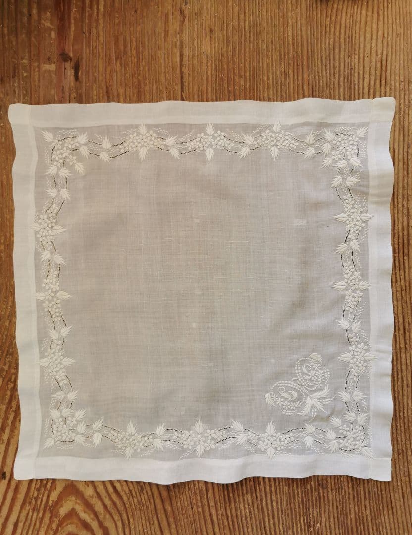 アンティーク 小花と実と葉の精緻なエンブロイダリー マリアージュハンカチーフ