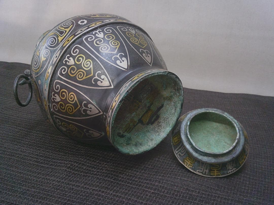 見栄え！【金銀象嵌壷　蓋付2耳壷　金属製　底面に文字象眼・K52・中国】★鑑賞