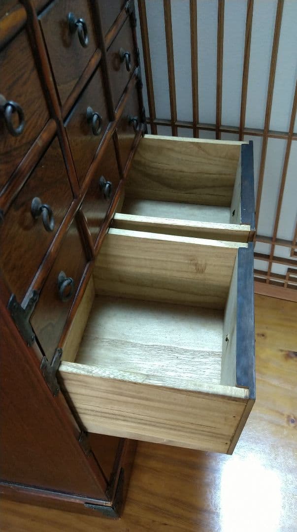 アンティーク！伝統的な和風 古木の薬箪笥 小15個・中2個・大1個の引き出し付き