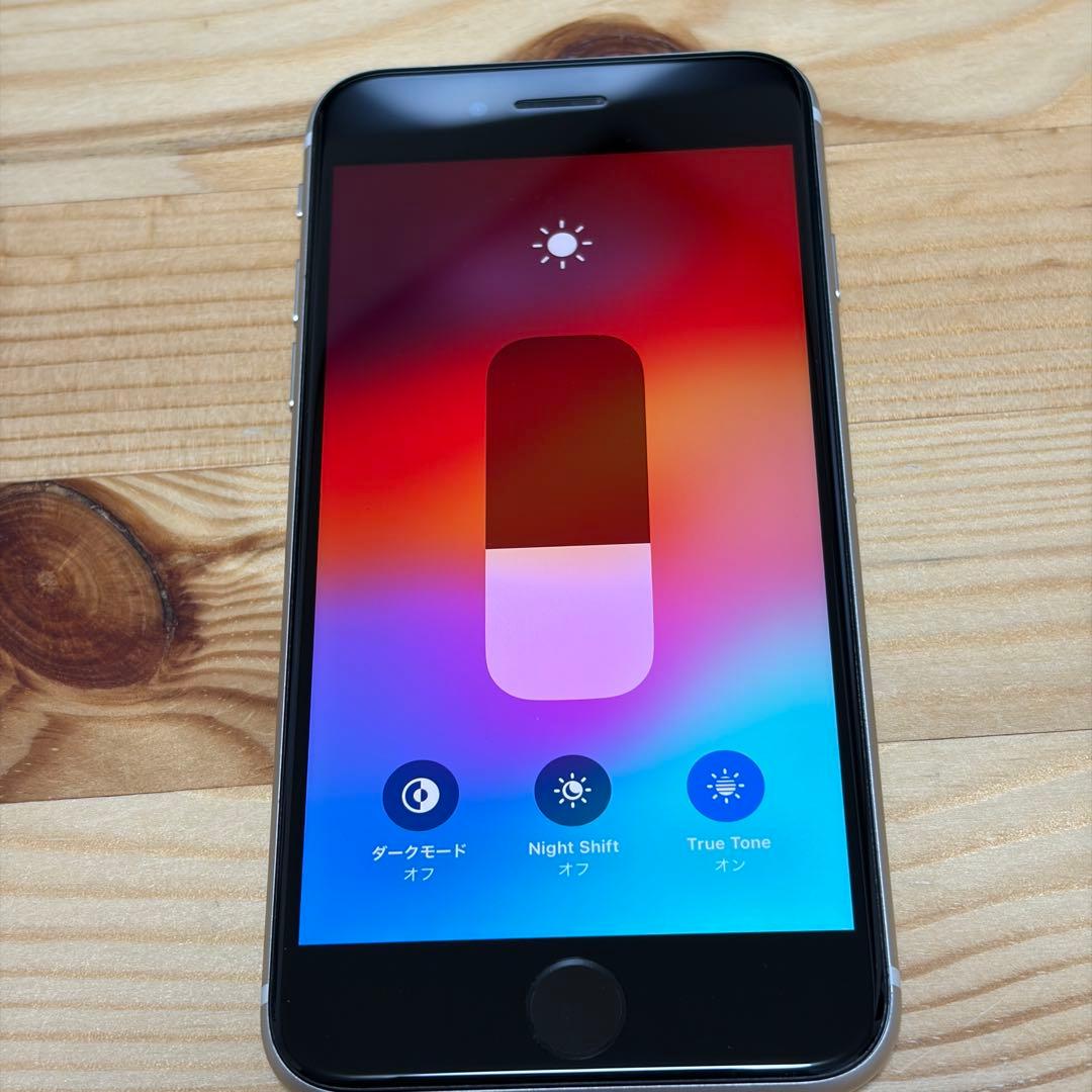 Q*e様 バッテリー新品　iPhoneSE第3世代64GB SIMフリー　美品