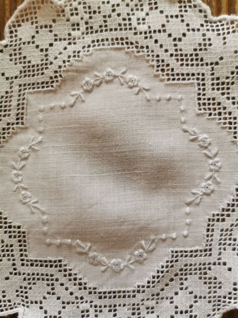アンティーク フィレレース＆アペンツェル 白糸小花刺繍 フラワー型リネンドイリー