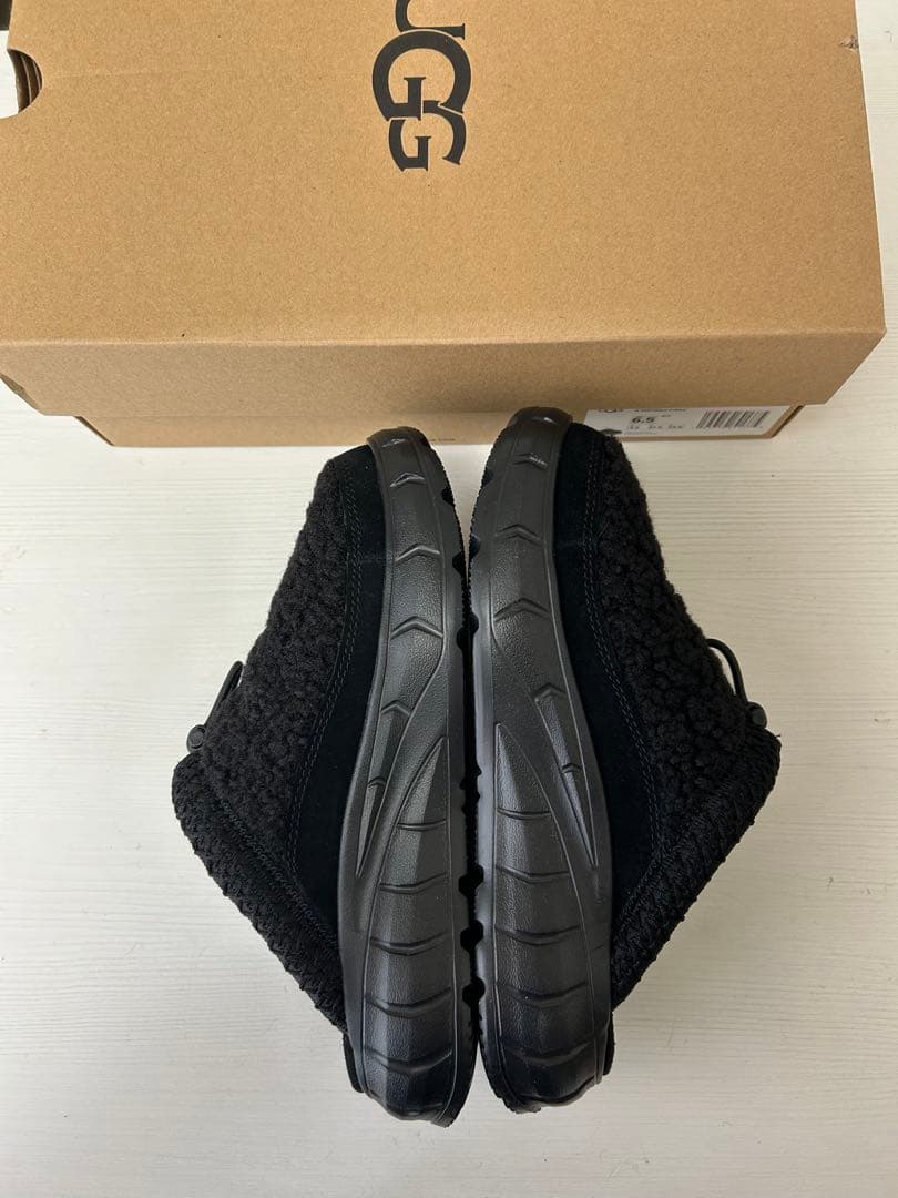 UGG ブラック フリース スリッポンサンダル 6.5