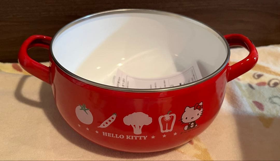 サンリオ ハローキティ キティベジタブルシリーズ ホーロー鍋 赤 2008年