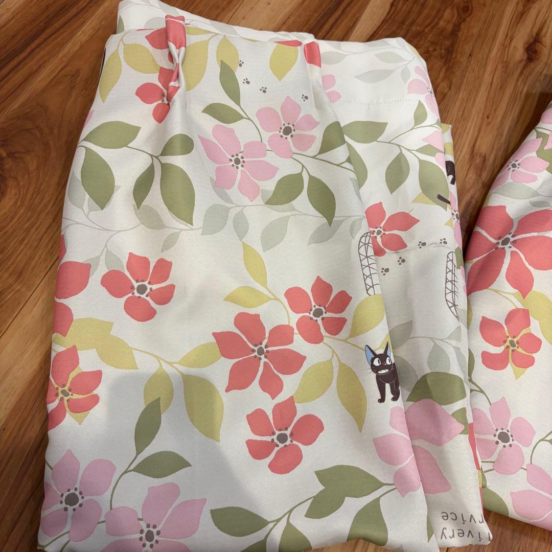 魔女の宅急便　ジジ　黒猫　アンフルール ピンク　遮光カーテン　花柄　ジブリ