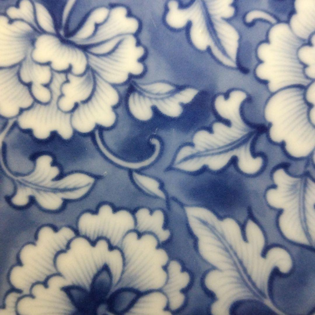 たちまるの青い花柄の陶磁器大皿