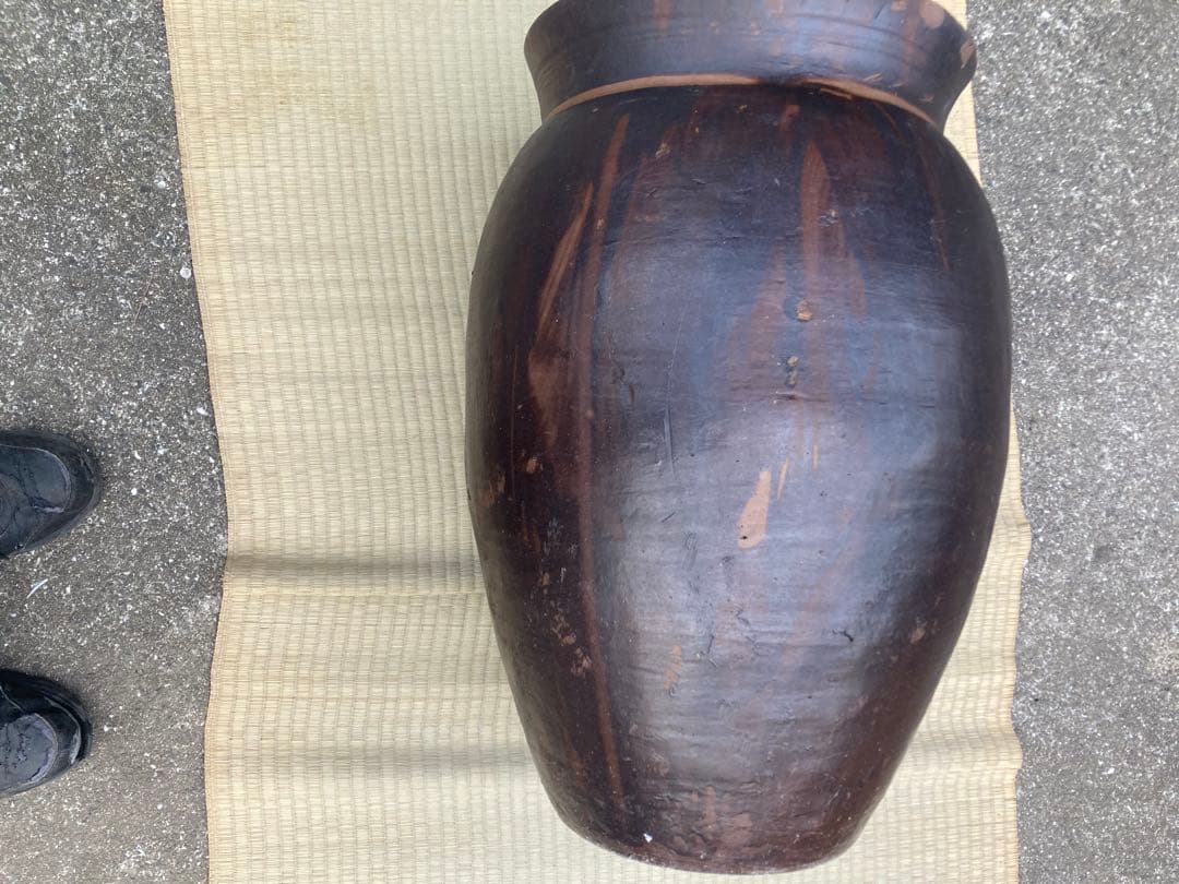 【古民具】大型 渋い黒釉 、ダークブラウン陶器の甕。 アンティークメダカ鉢。