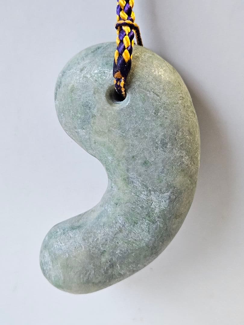 専用 綺麗表面　特大勾玉　　　　　　流線形の勾玉