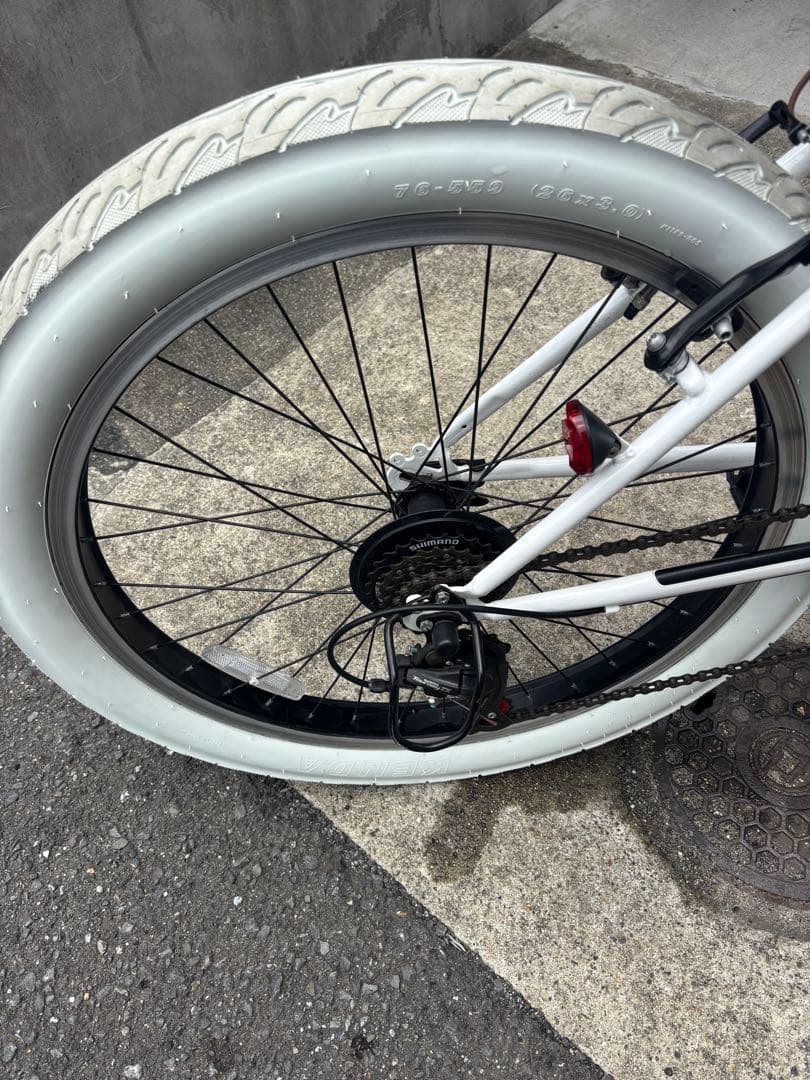 ホワイト クロスバイク 太タイヤ　おしゃれ自転車