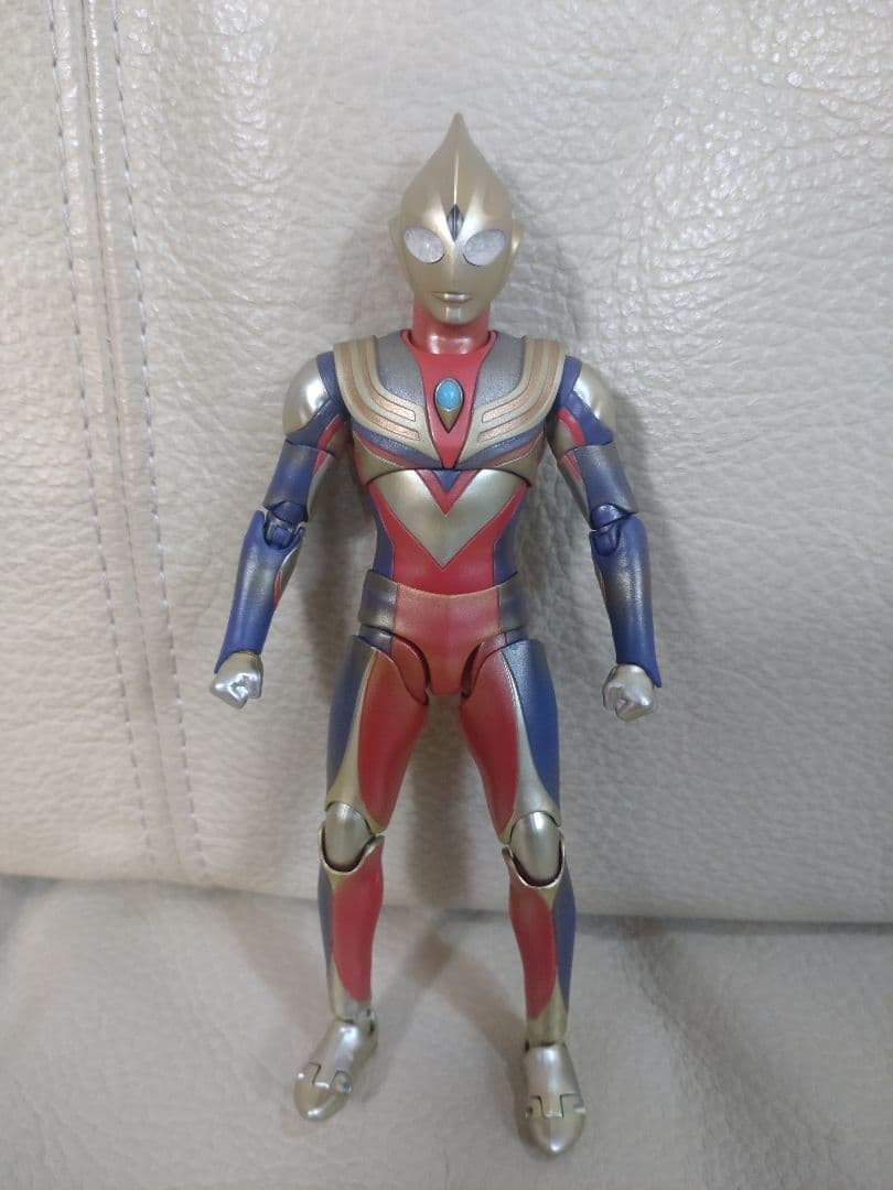 s.h.figures グリッターティガ 真骨彫 ウルトラマンティガ