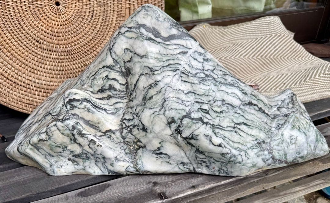 山形の水石 白黒模様