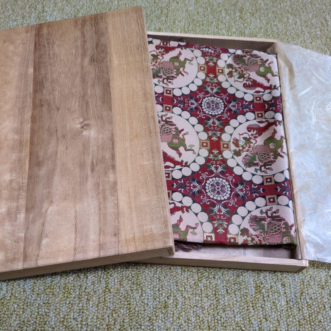 テーブルクロス 赤と白の円形パターン