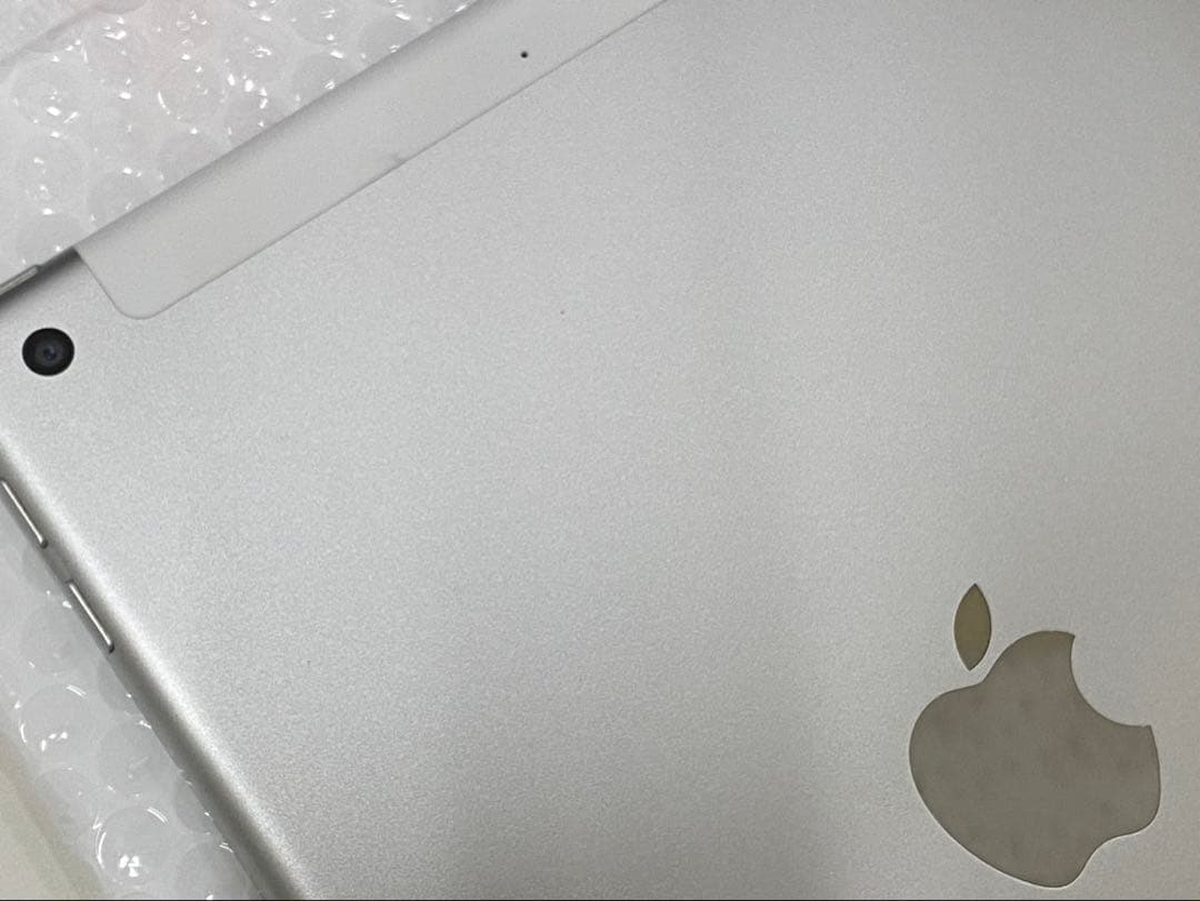 中古♪iPad 第5世代 32GB シルバー Wi-Fi+Cellular