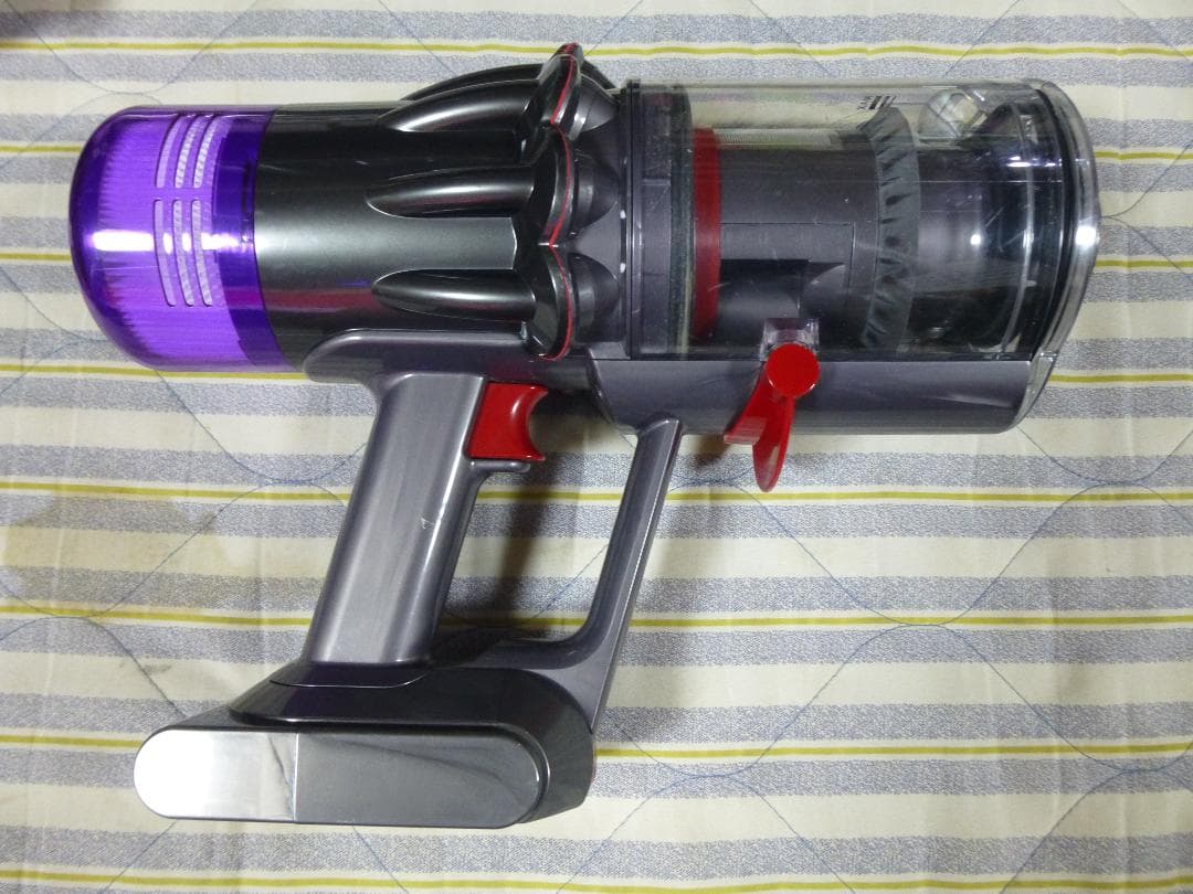 年始の大掃除に　ダイソンSV18　目立つキズ無し　エコ49分　充電スタンド付属