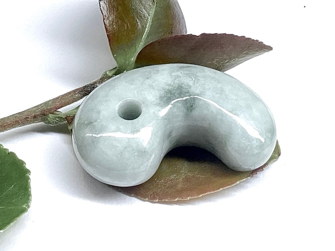 過密な結晶‼️ 古代より神宿る糸魚川翡翠勾玉　吉祥開運の守護石をお身近に　鑑別書付