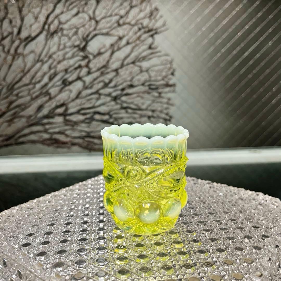 骨董　時代プレス　乳白色暈し　オパールセント カナリアイエロー猪口　盃　ウラン