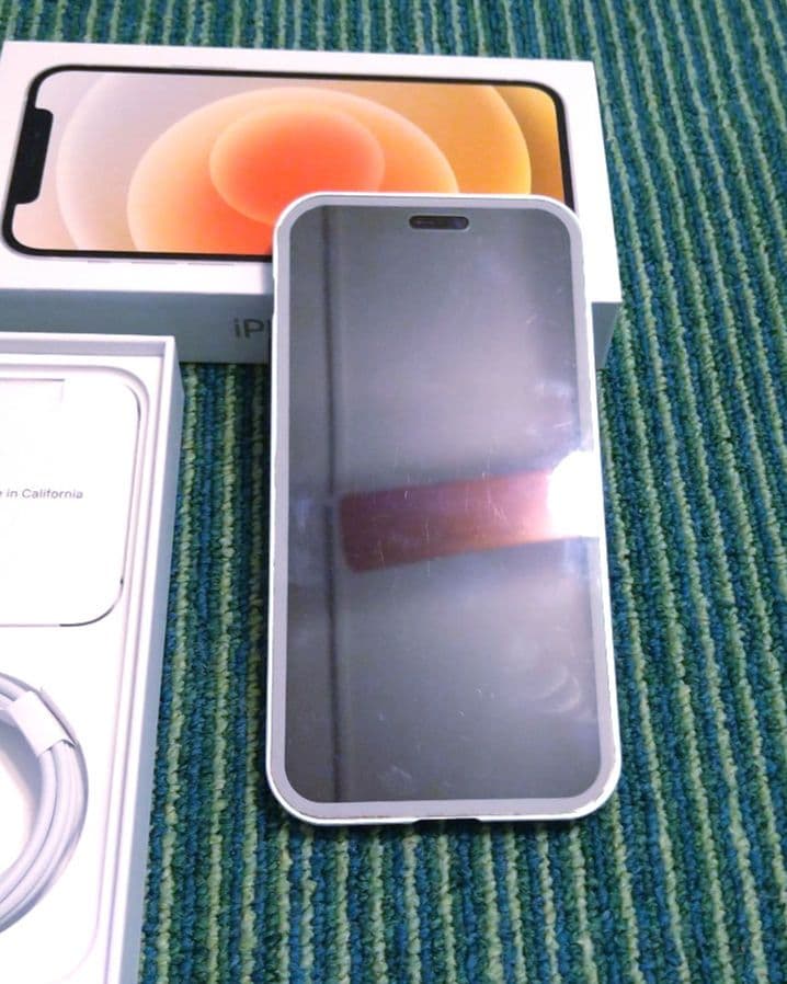 iPhone 12 64GB ホワイト docomo　SIMロックあり