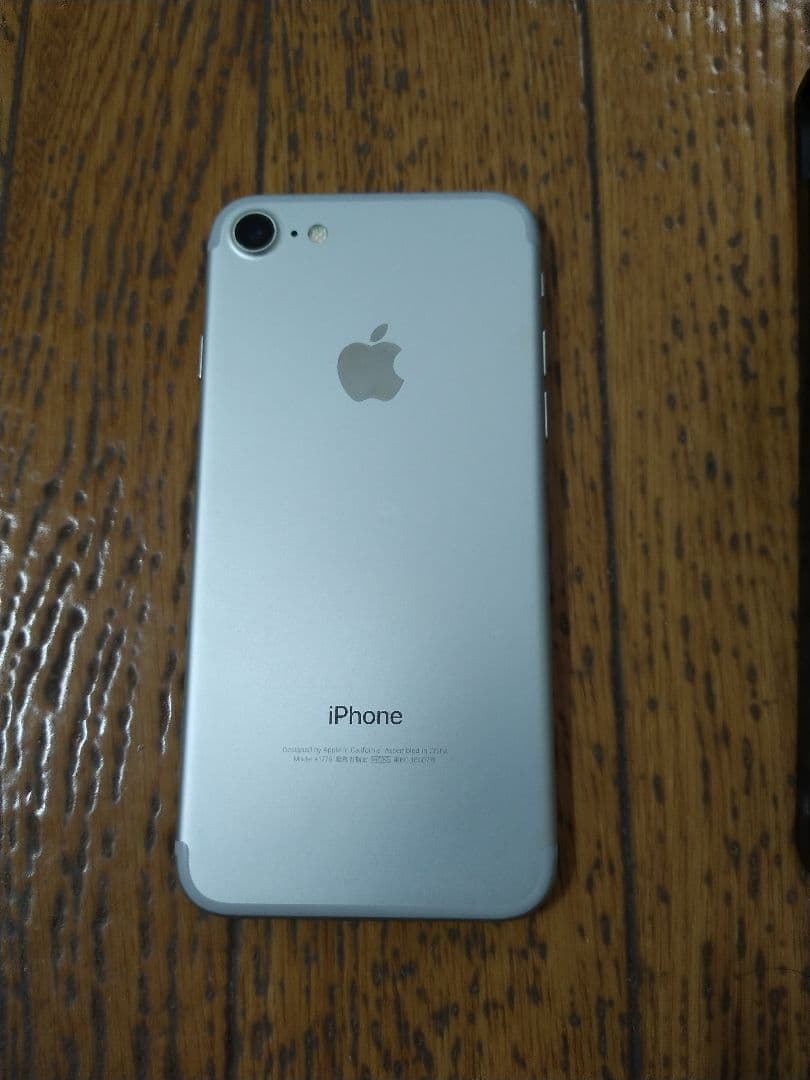 超美品　バッテリー92%　Apple iPhone 7 シルバー 本体