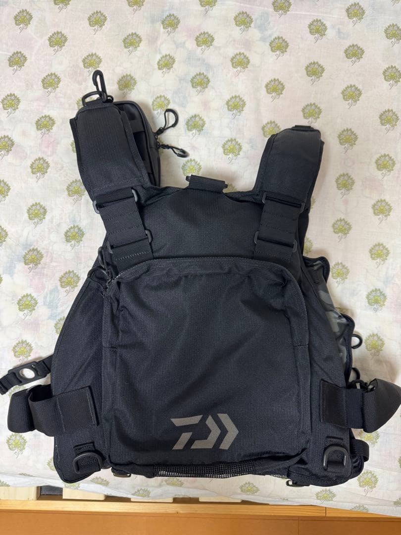 Daiwa フィッシングベスト ブラック 迷彩