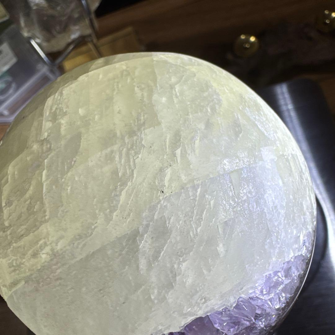 希少　極上品　カルサイト共生アメジストの笑い口　置物　丸玉　笑口　帝王紫